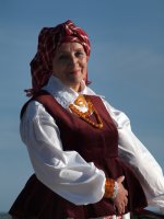 Moteris tautiniais drabužiais